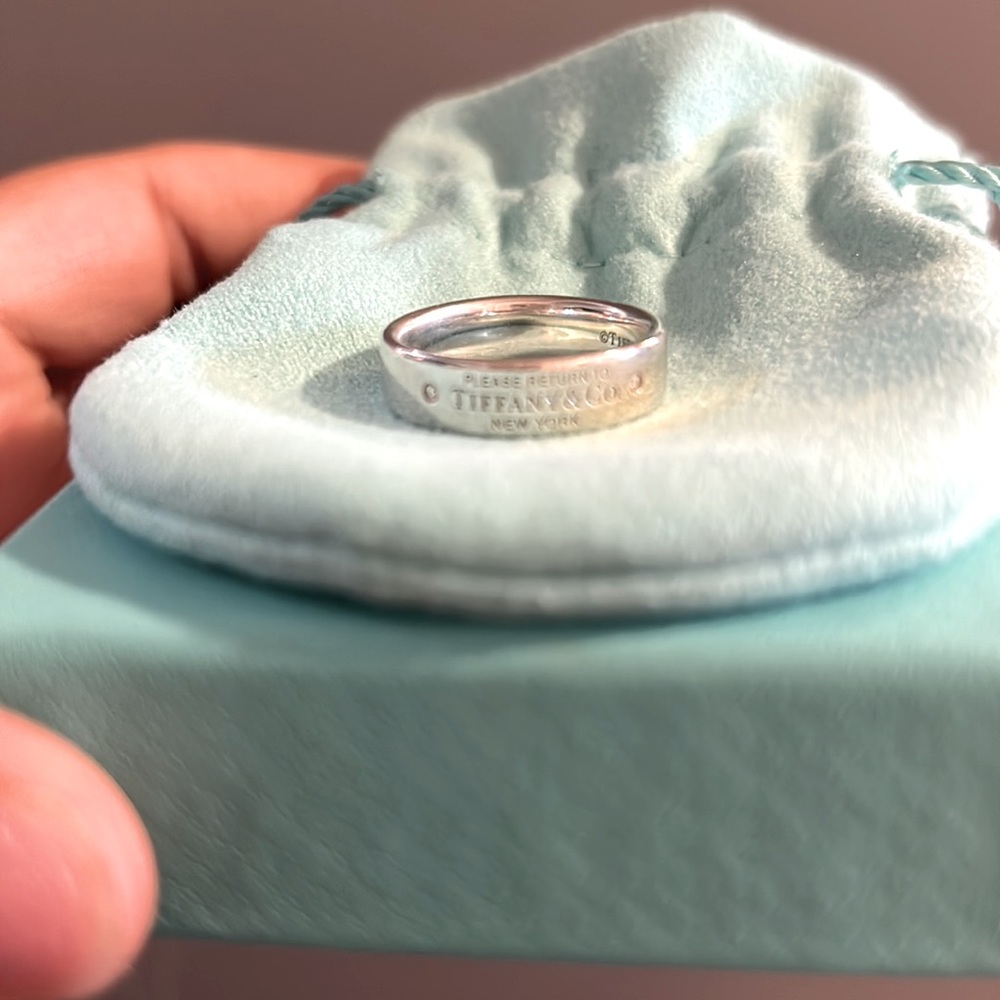 A Tiffany & co. narrow ring in sterling silver with diamonds, 6 mm wide.
